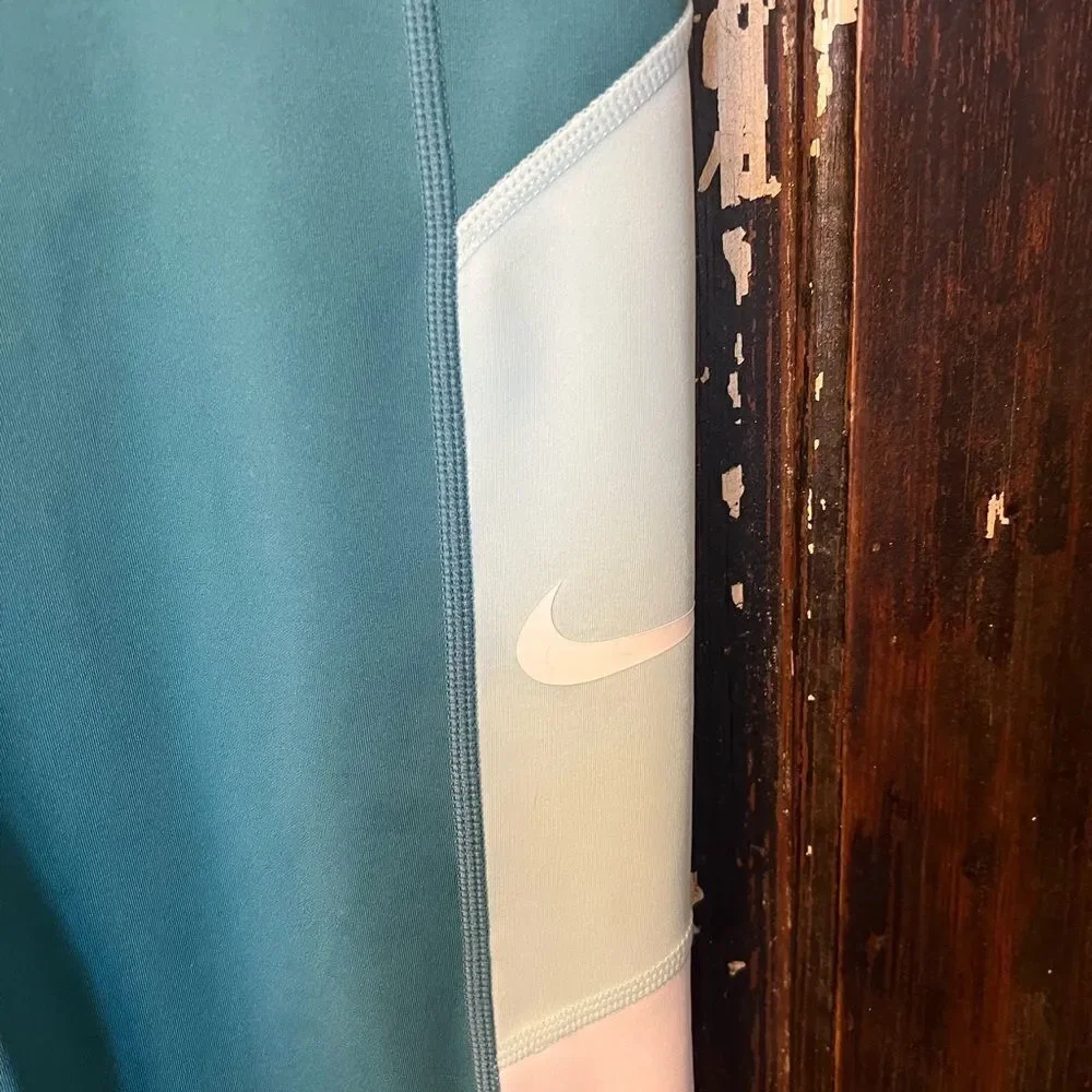NWT Nike Dri-Fit girls two tone training leggings tights. Size XL. Tights fit.